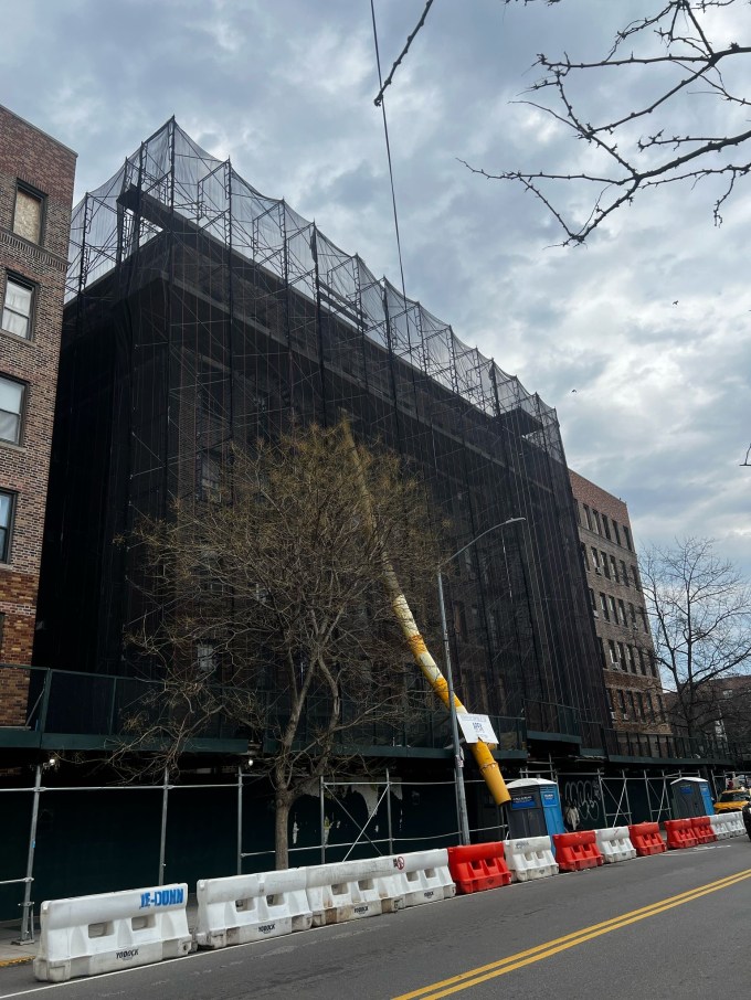 The six-story residential building at 43-09 47th Ave. has been in disrepair since December 2023. Photo courtesy of Lauren Koenig.